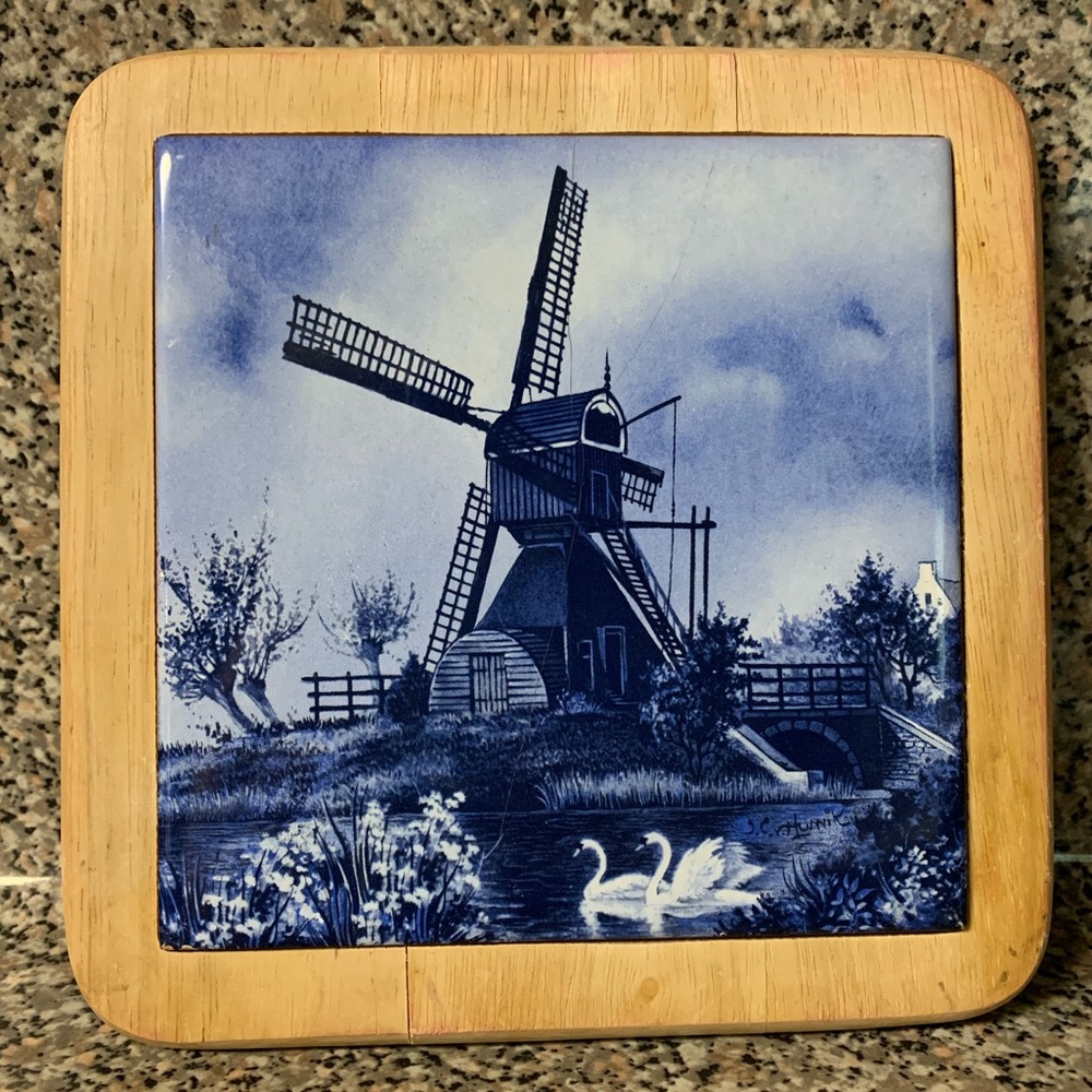 Delft blue tile in wood